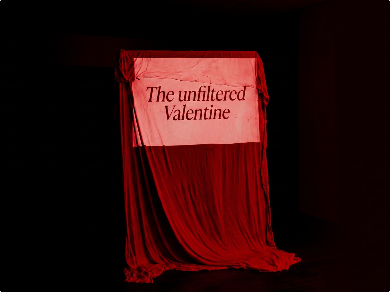 Cortina roja con el rótulo The unfiltered Valentine