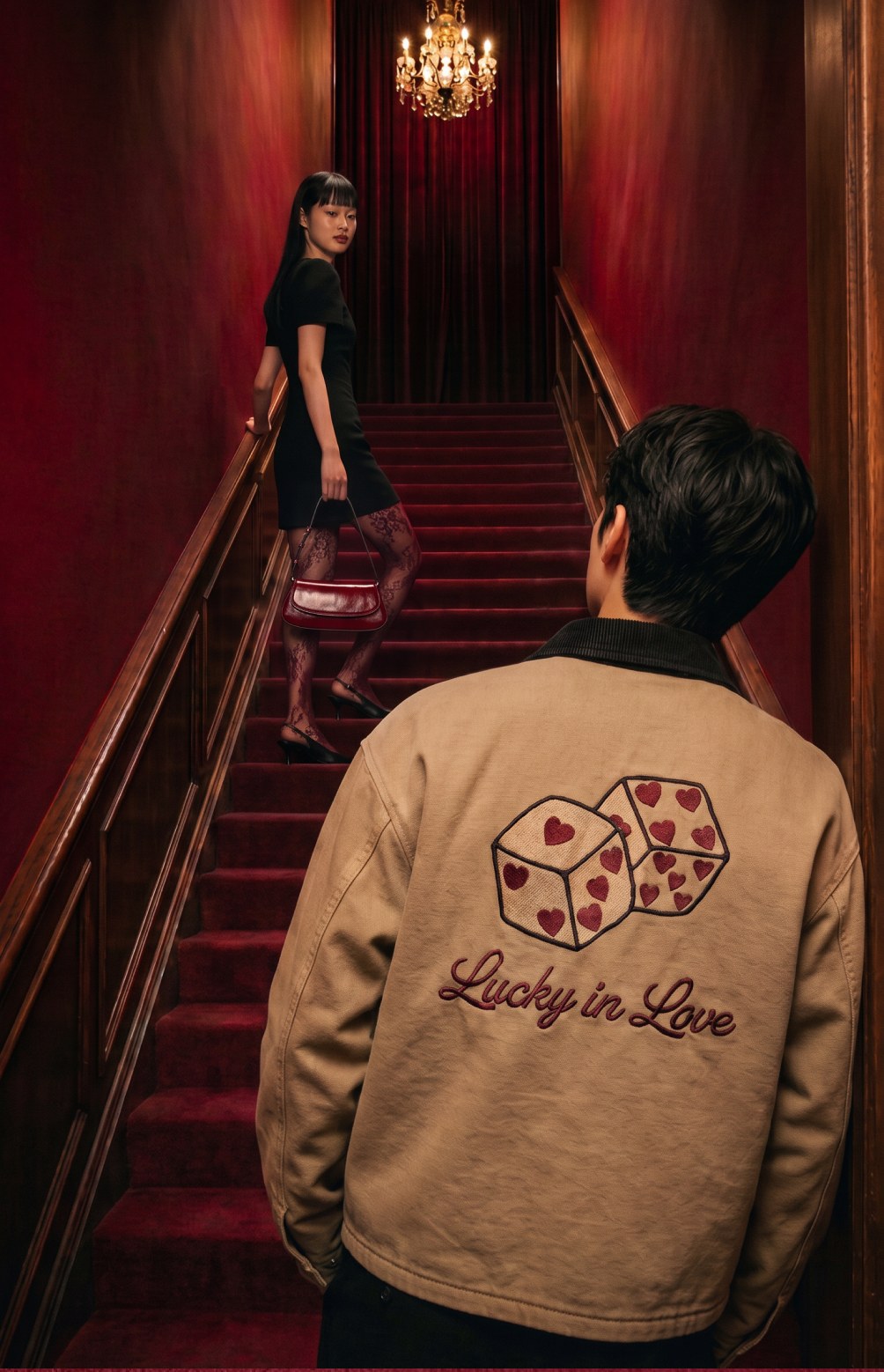 Pareja subiendo una escalera con moqueta roja